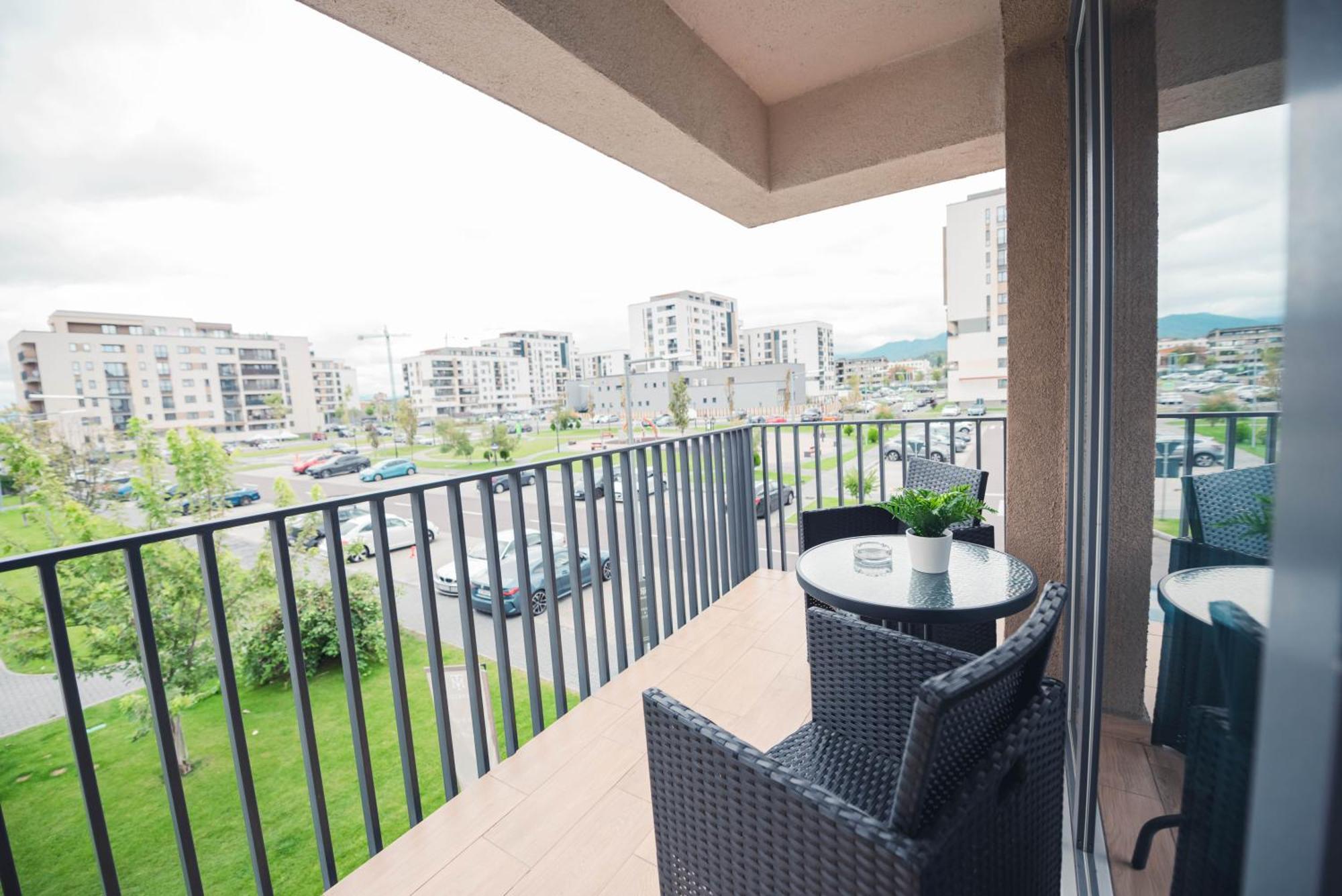 White Mood Apartment 2 Brasov Ngoại thất bức ảnh